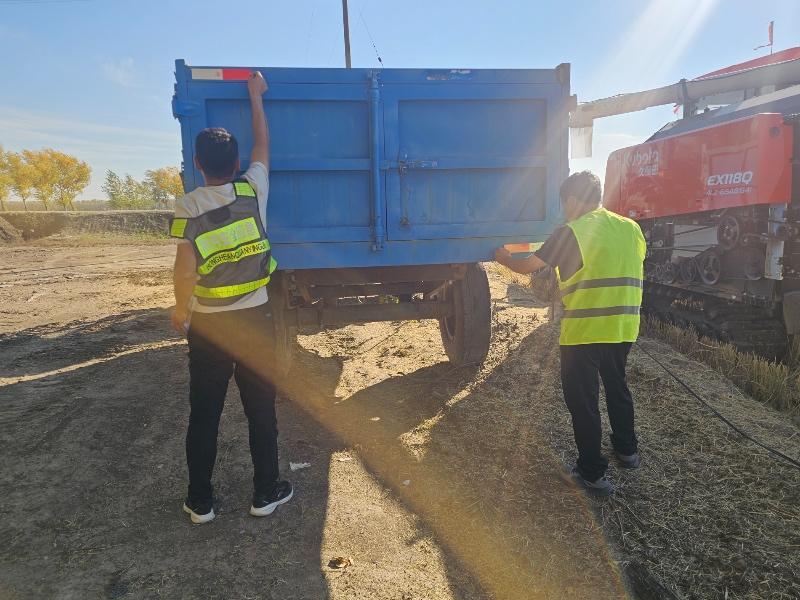 洪河农场为秋收农机体检 职工服务擦亮安全底色.jpg 洪河农场为秋收农机体检 职工服务擦亮安全底色.jpg