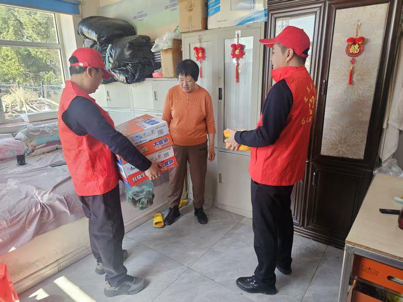 洪河农场有限公司开展“情系困难群众 传递温暖关怀”慰问活动.jpg